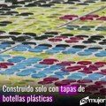 Parece una alfombra convencional pero está creada con 20.000 tapas