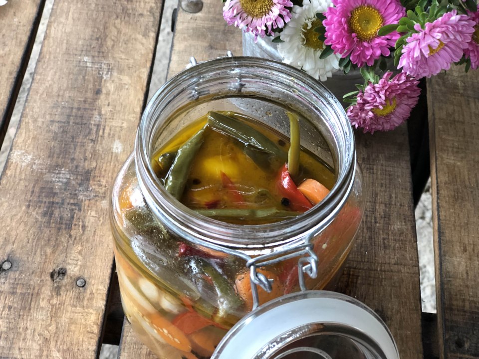 Rajas de chile en escabeche - Cocina con Conexión - Sonia Ortiz con Juan Farré - Cómo preparar chiles en escabeche
