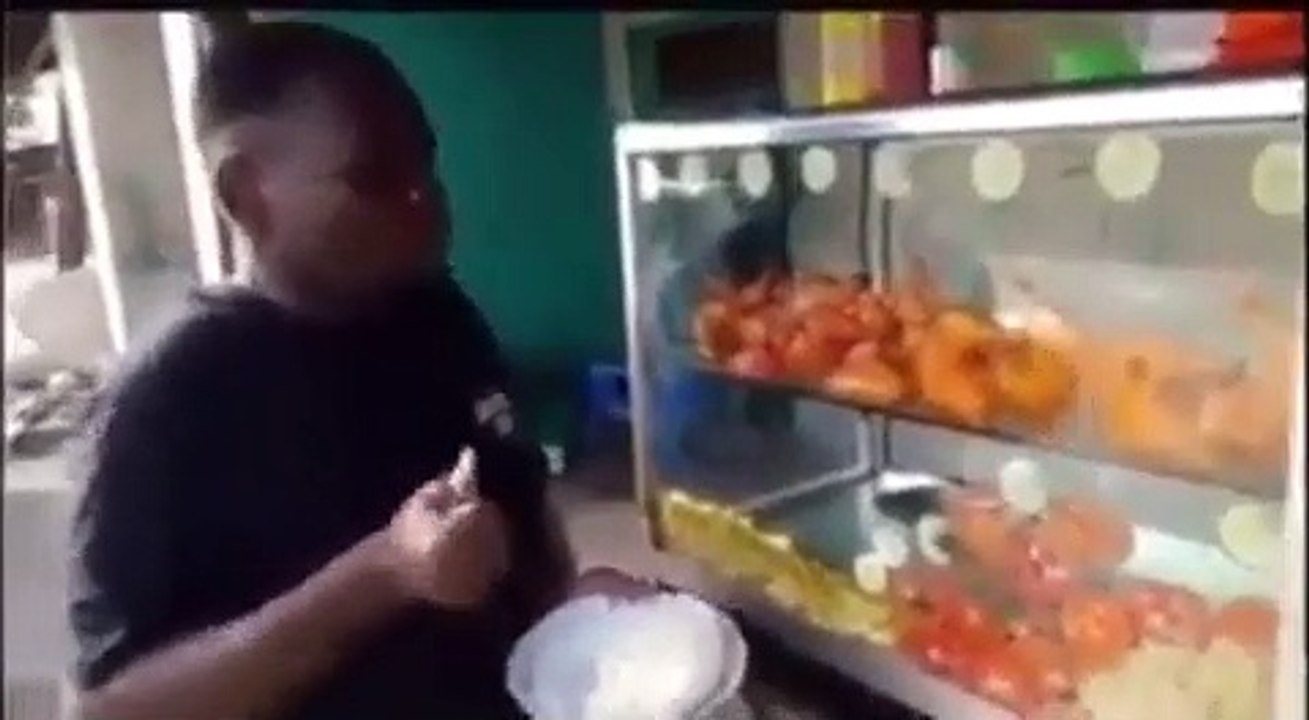 Cet homme affamé mange pour la première fois depuis longtemps. Regardez ce qu'il fait !