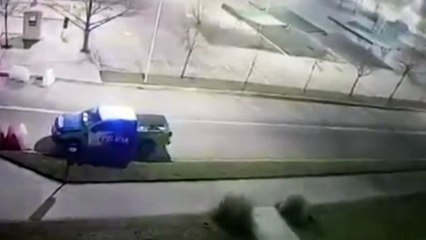 Quand un détenu menotté s'échappe d'une voiture de police