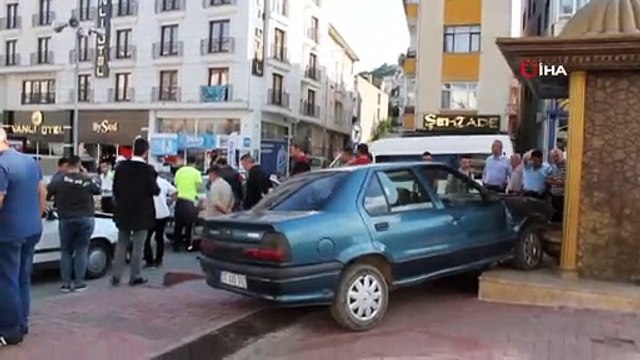 Tosya'da trafik kazası... Araç çeşmeye çarparak durabildi