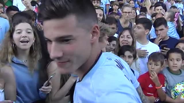 El Celta de Vigo presenta a Santi Mina, su nuevo fichaje