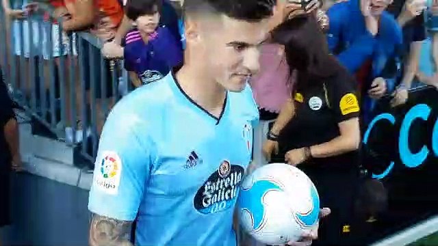 Santi Mina vuelve a pisar el césped de Balaídos con la camiseta del Celta