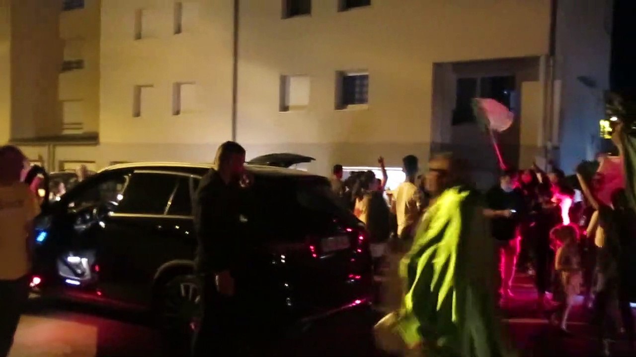 Les supporters algériens explosent de joie après la victoire de leur équipe