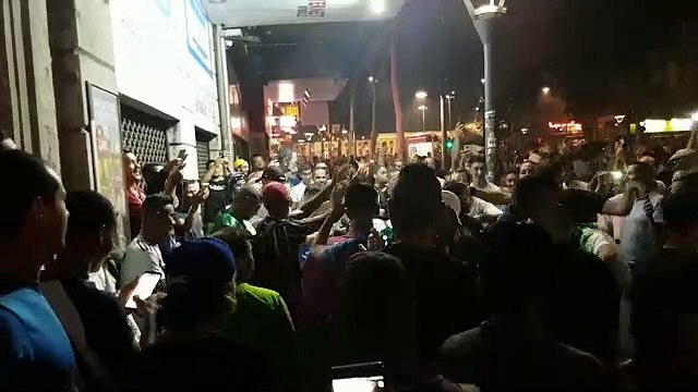 A la Guillotière, une fanfare s'improvise accompagnée par les chants des supporters et supportrices.