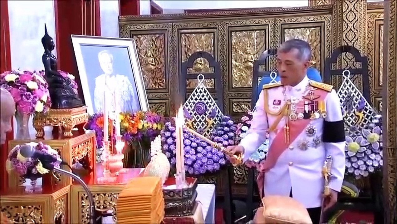 ไม่เหมาะสม!ไม่มีมารยาท!  ดูกิริยาเน่าๆ ของราชินีนุ้ย สุทิดาในงาน  50 วันพลเอกเปรม  ทุเรศมาก