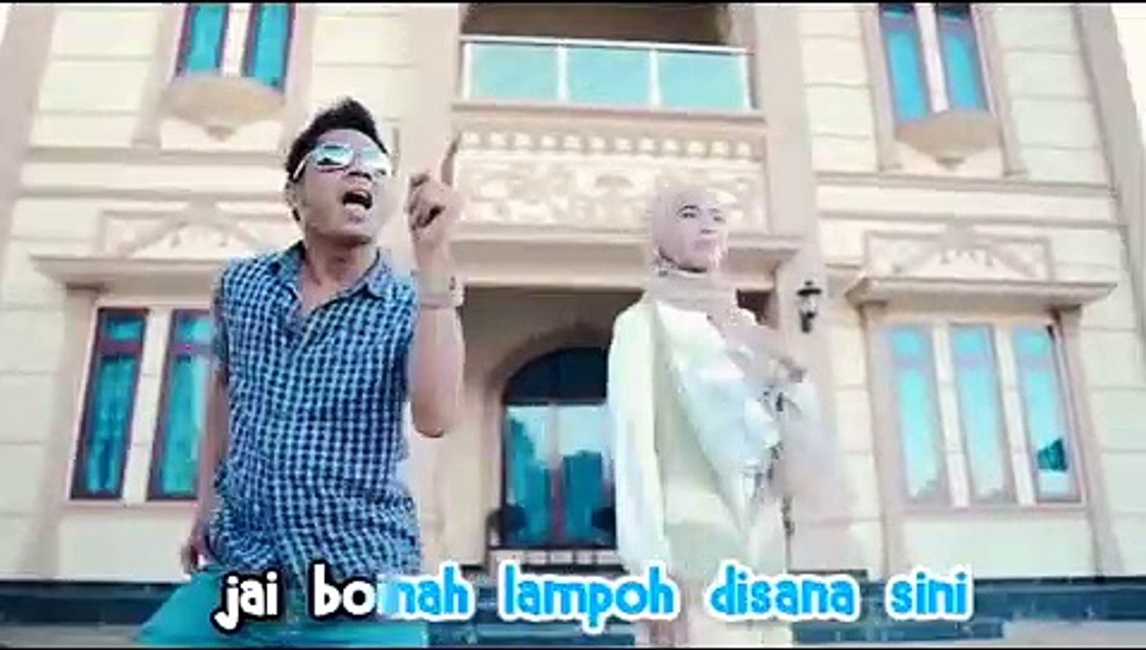 BERGEK BONEKA BARBIE