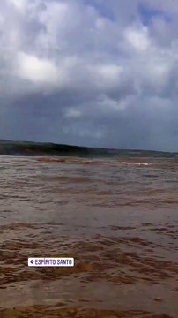 Ondas impressionam na Praia da Costa, em Vila Velha