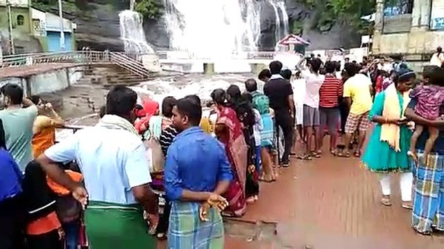 குற்றால அருவிகளில் வெள்ளம் ஆர்ப்பரித்து கொட்டுவதால், சுற்றுலா பயணிகள் குளிக்க தடை-வீடியோ