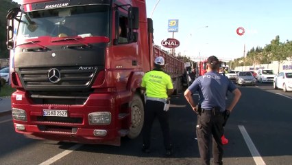 Başkent'te kamyonet, önündeki tıra ok gibi saplandı: 1 ölü