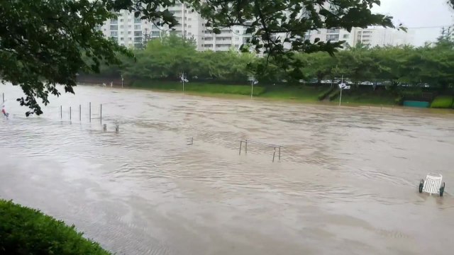 잔잔했던 하천이 무서운 계곡처럼...제보로 본 태풍 피해 상황 / YTN