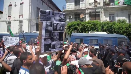 الحراك الجزائري يجدد مطالبه والحكومة ترحب بدعوة للحوار الوطني