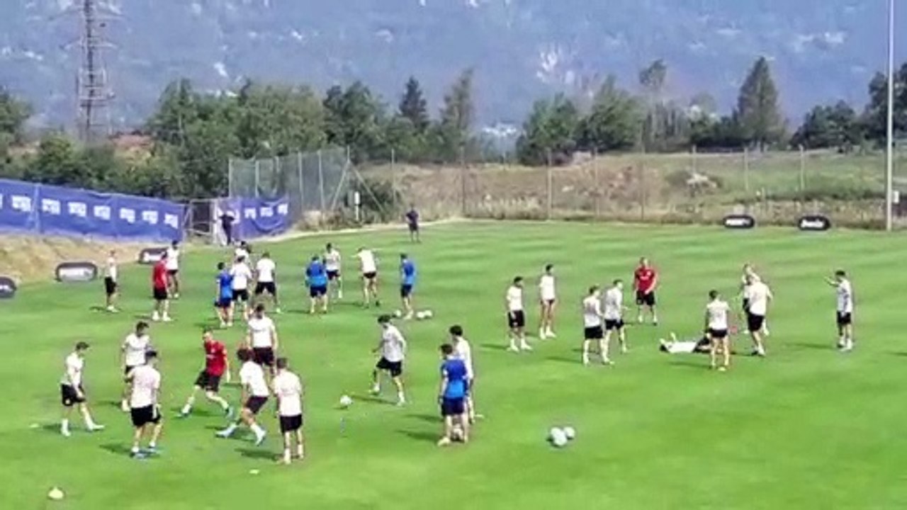 Aparece el balón y se cae Kangin en un rondo