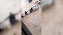 Araçlarını sel sularından kurtarmaya çalışan vatandaşlar