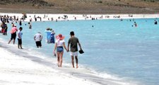Salda Gölü'nü günlük 30 bin kişi ziyaret ediyor