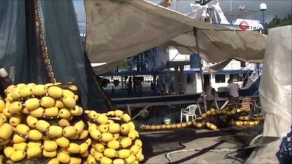 Av yasağının bitmesini bekleyen balıkçılar ağlarını onarmaya başladı