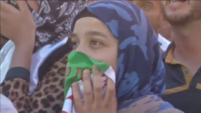 Miles de argelinos celebran la victoria de su selección en la Copa África