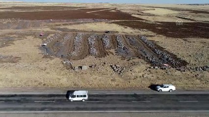 Arnavut kaldırımı taşlarına elleriyle şekil veriyorlar