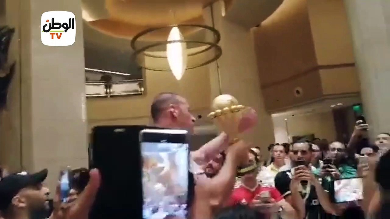 احتفال الجماهير الجزائرية بكأس الأمم داخل مقر إقامة المنتخب