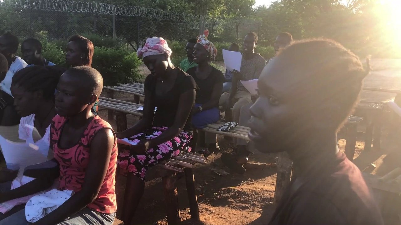 Chants et danses dans le Centre de Lologo