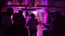 Sur le bateau discothèque, les passagers font la fête !