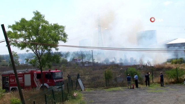 Metris Cezaevi önünde askeriye ait otluk alanda yangın çıktı. Olay yerine çok sayıda itfaiye ekibi sevk edildi. Yangının cezaevi binasına sıçramaması için itfaiye ekiplerinin çalışması sürüyor.