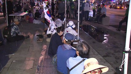 우리공화당, 광화문 광장에 천막 재설치...1명 연행 / YTN