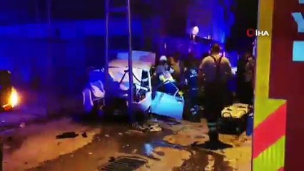 Otomobil elektrik direğine çarptı: 1 ölü, 6 yaralı