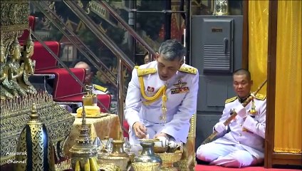 'ในหลวง-พระราชินี'ทรงเปลี่ยนเครื่องฤดูร้อน'พระแก้วมรกต'เพื่อทรงเครื่องฤดูฝน