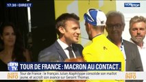 Emmanuel Macron félicite le cycliste Julian Alaphilippe qui a conservé son maillot jaune