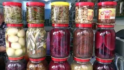 Bu Usta Yenilebilir Her Şeyden Turşu Yapıyor, Kozalaktan Bile..