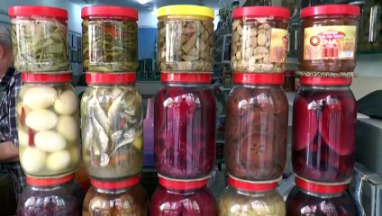 Bu Usta Yenilebilir Her Şeyden Turşu Yapıyor