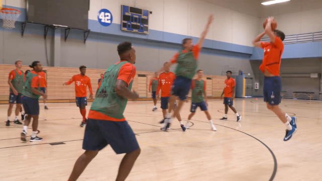 Lewandowski's impressive basketball pull-up jumpshot