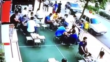 Kafede oturan müşterilerin üzerine cam parçaları düştü...O anlar kamerada