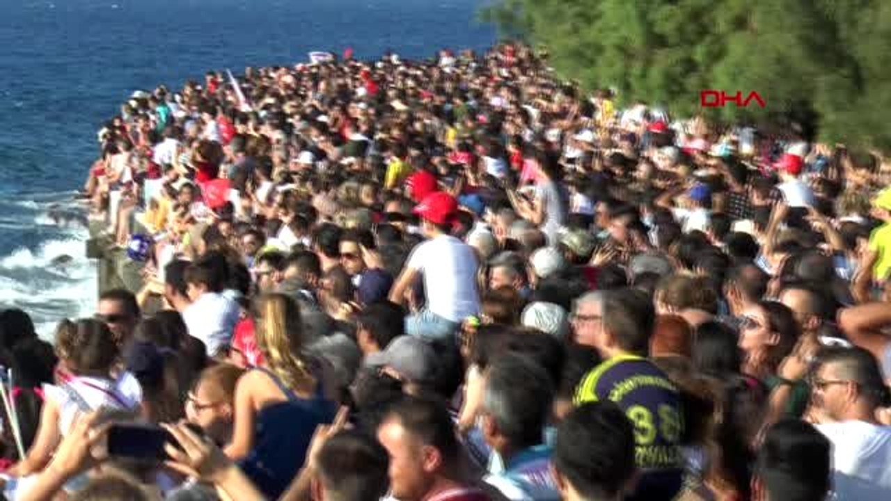 Türk Yıldızları 20 Temmuz Kıbrıs Barış Harekatı kutlamaları çevresinde Girne'de gösteri yaptı