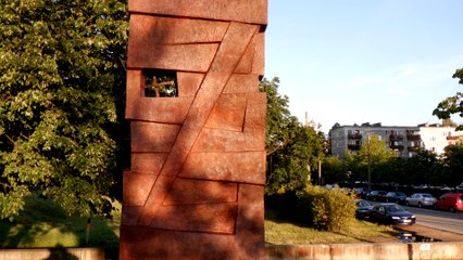 фон  памятник в Шкиротаве 8 7 2019