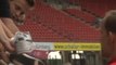 PSG - Tuchel signe des autographes après le match nul contre Nuremberg