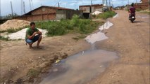 Moradores do bairro Planalto de Pedras de Fogo pegam peixes na rua