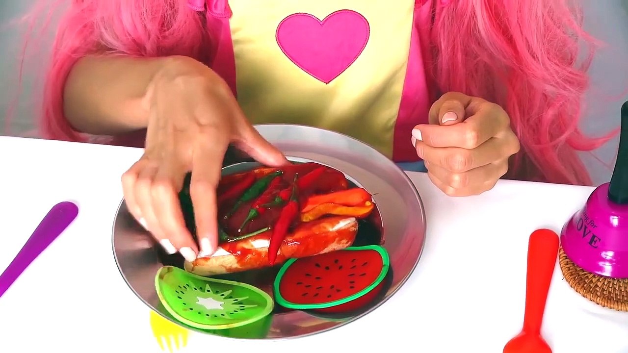 Alice helps Daddy Cooking with Kitchen Play Set