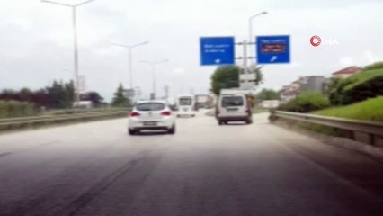 Trafikte tehlikeli yolculuk...Aracın tavanına bağladıkları yatağı elleriyle tuttu