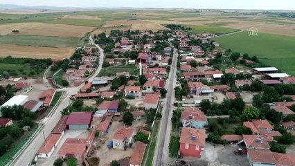 Muhtar köy sakinlerinin antrenörlüğünü yapıyor