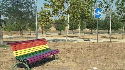Casar de Cáceres instala señales de tráfico LGTBI en zonas de ocio