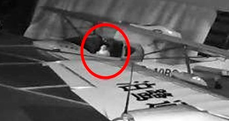 13 yaşındaki çocuğun uçağı çalmaya çalıştığı anlar kamerada: Kaza yaptı