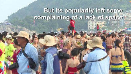 Thousands pack popular Vietnam shore