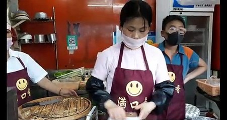 Shanghai Jianbing 煎饼 Breakfast, China streetfood_ eggs, flour, soy beans, Baocui, crispy fritter
