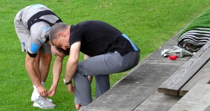 Ahmet Ağaoğlu, Abdülkadir Ömür'e ayakkabısını verdi