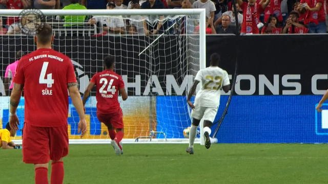 10-man Bayern stun Real