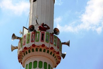 Telefon görüşmesi için minareye çıkıyorlar