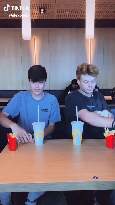 How to eat French fries and drink easily