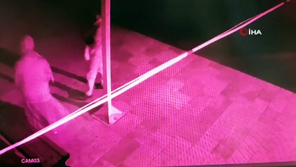 Bebeklerini cami avlusuna bırakan anne baba kamerada